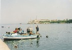Blick vom Hafen zur Festung