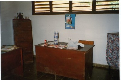 Mitbringsel auf dem Tisch im Lehrerzimmer