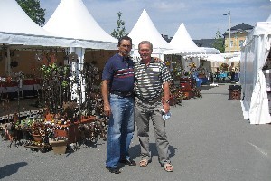 Silvio mit Hans an den Kunstgewerbe-St&auml;nden in Ronneburg