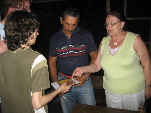 Silvio erh&auml;lt als Geschenk die Buch-CD der Jugendbibliothek