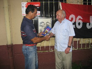 Dr. Kulpe schenkt Silvio ein Buch mit Berichten &uuml;ber seine Cuba-Reisen 