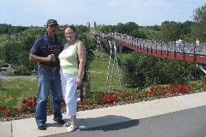 Silvio und Inge an der Drachenschwanz-Br&uuml;cke in Ronneburg